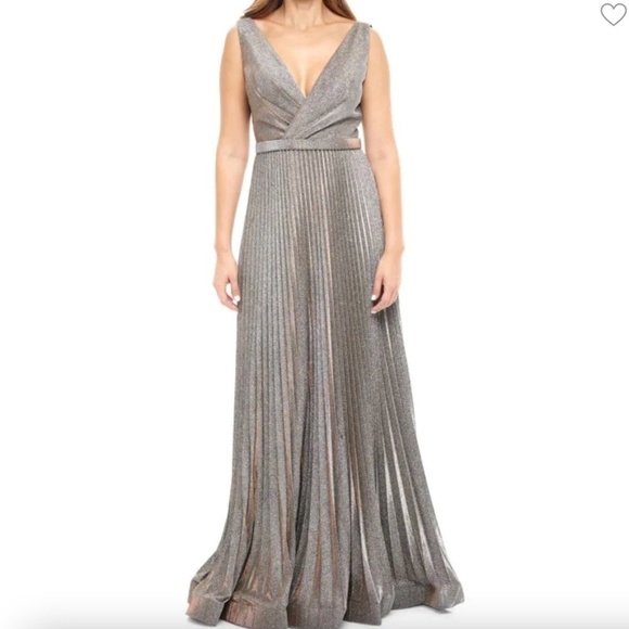New! Rene Ruiz Collection Accordian‎ Pleat Surplice Neckline Gown - Picture 1 of 10